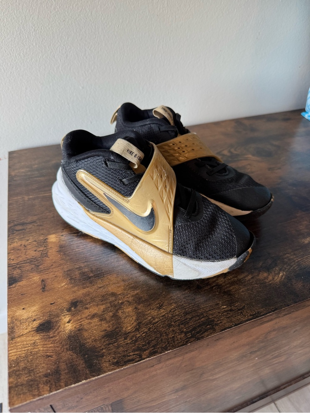 Nike Kids Team Hustle D 12 (PS) Basketball Shoes - Black/Gold (1Y)